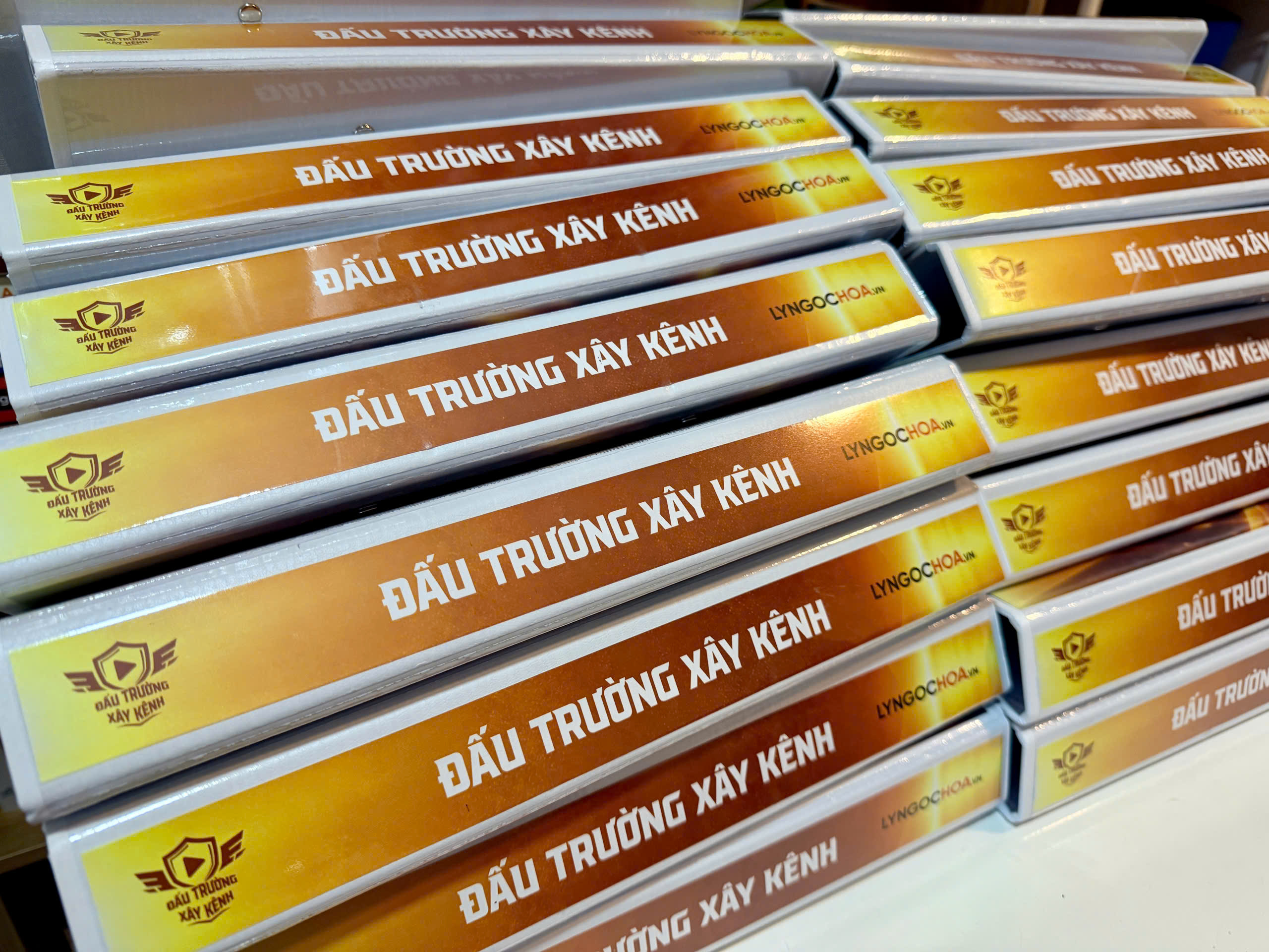 Chồng bìa còng Đấu Trường Xây Kênh