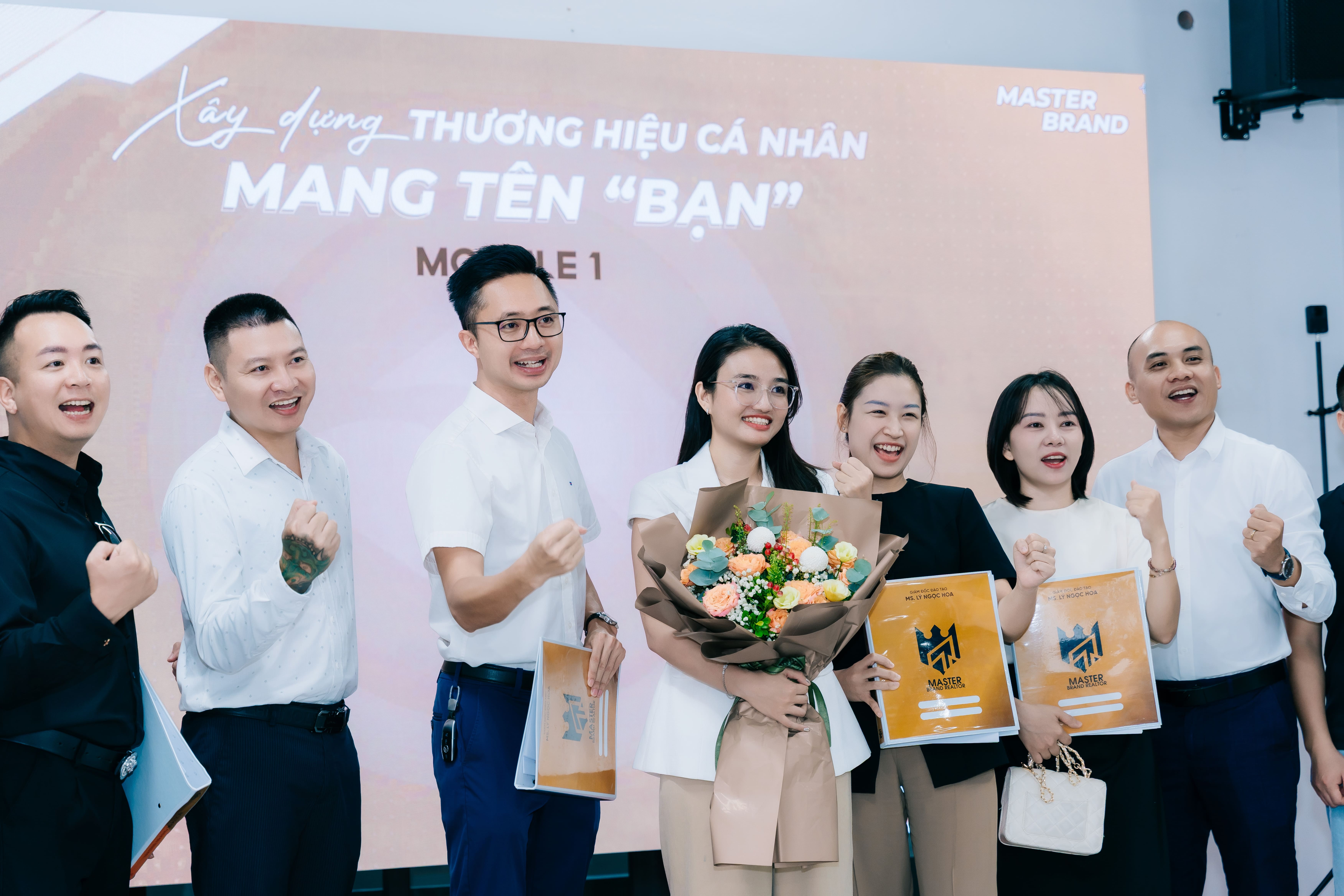 Hoa cùng học viên trên sân khấu