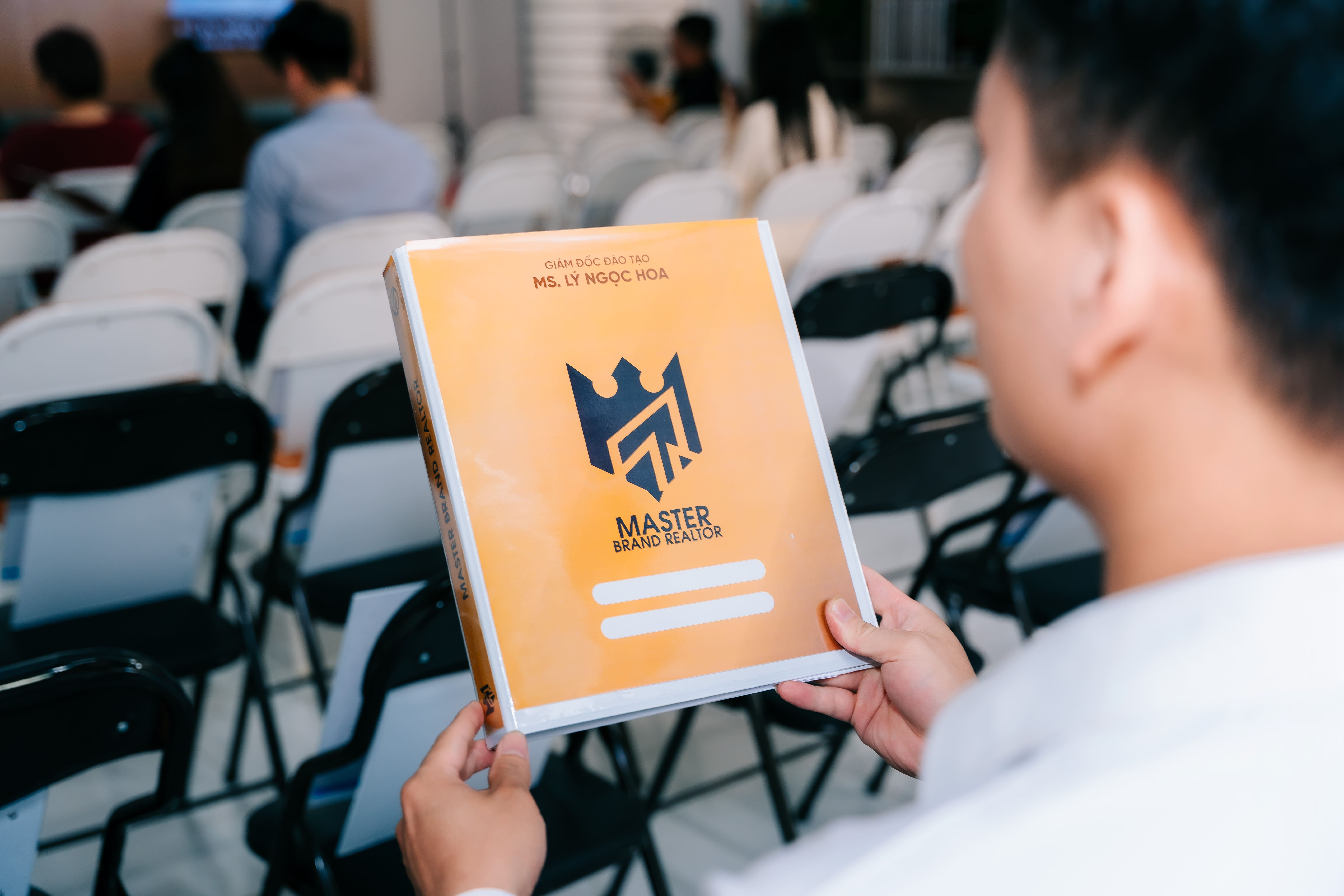 Học viên cầm tài liệu Master Brand Realtor