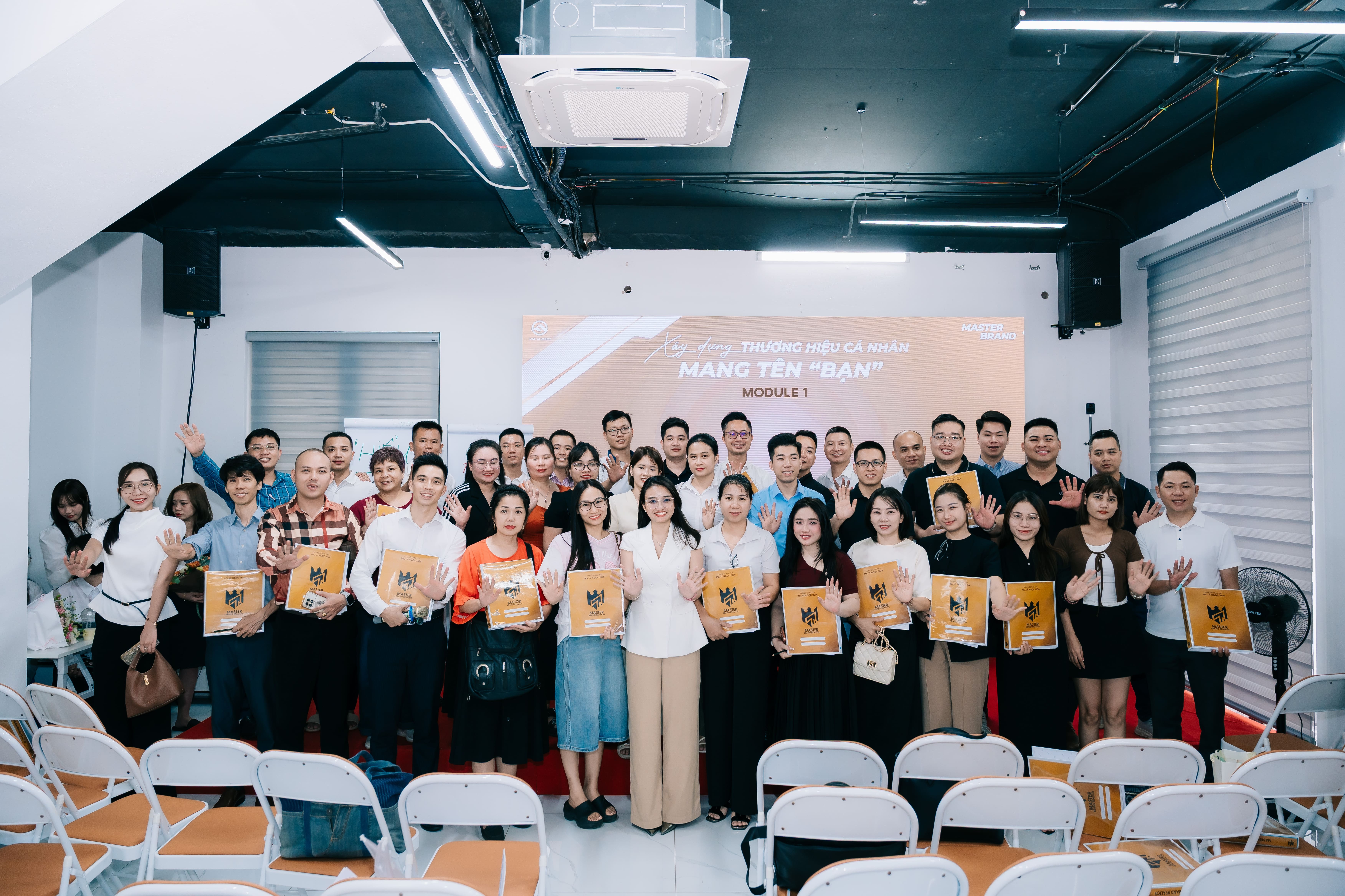 Coach Lý Ngọc Hoa cùng tập thể học viên doanh nghiệp