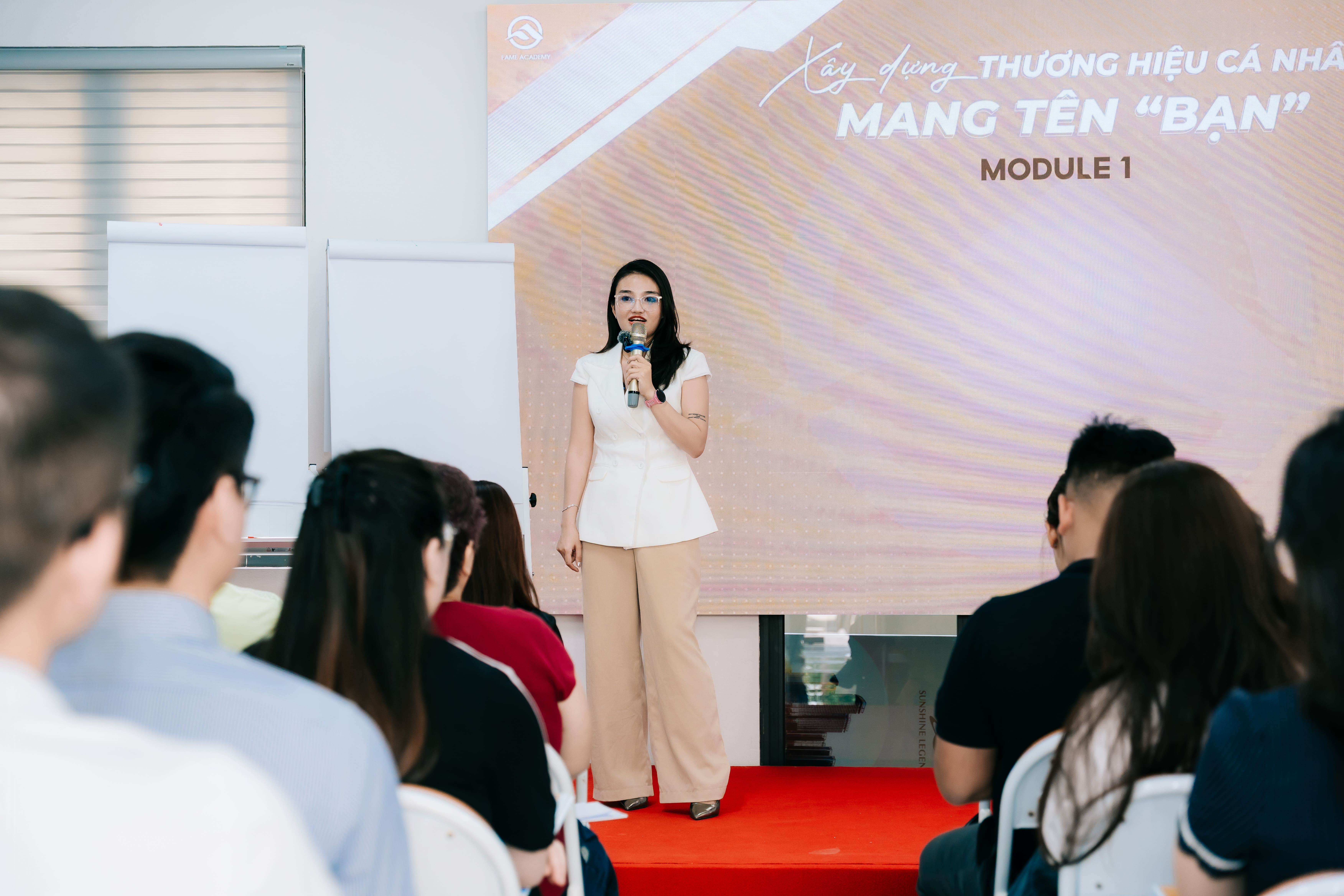 Hoa giảng trên sân khấu