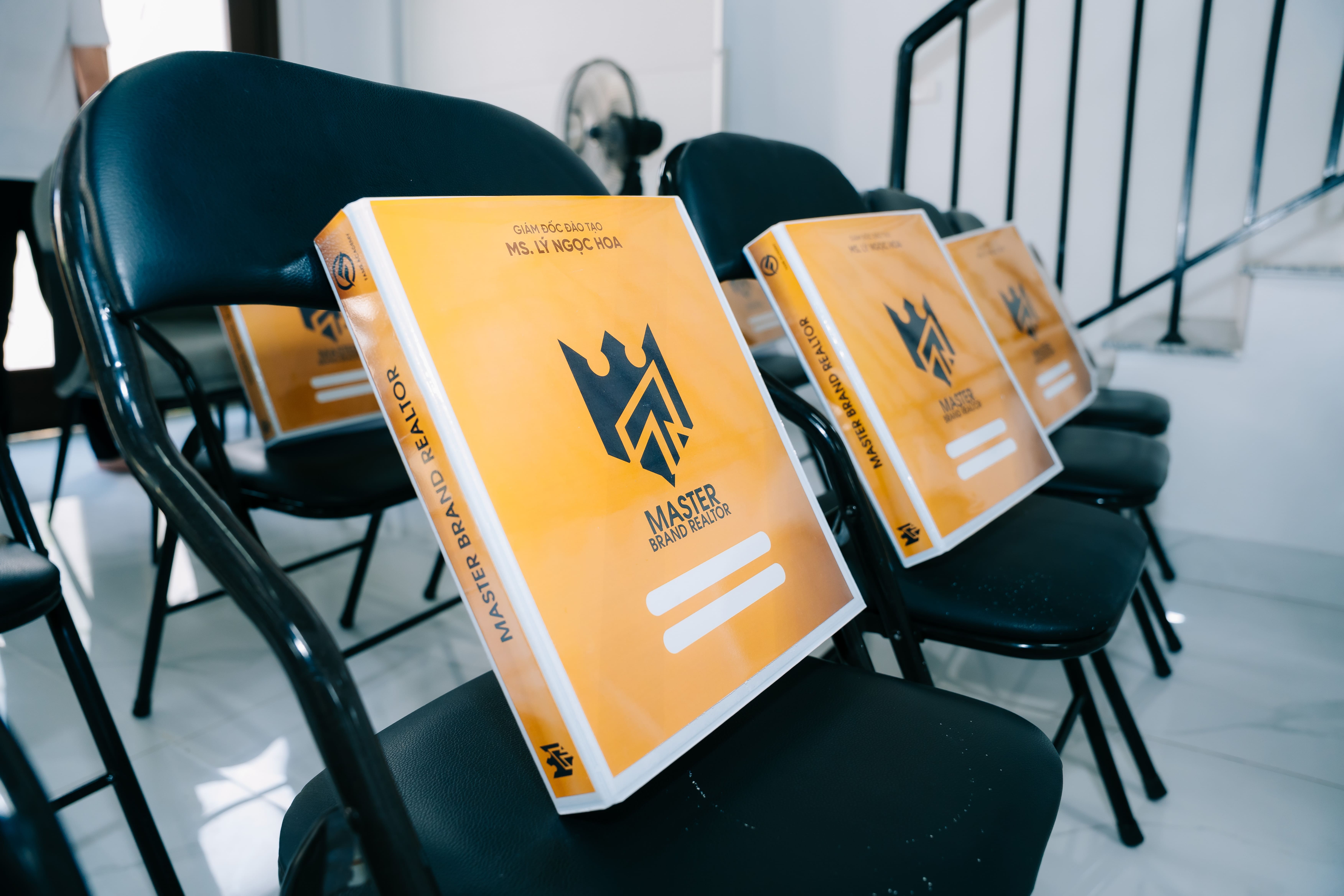 Tài liệu Master Brand Realtor đặt trên ghế lớp học