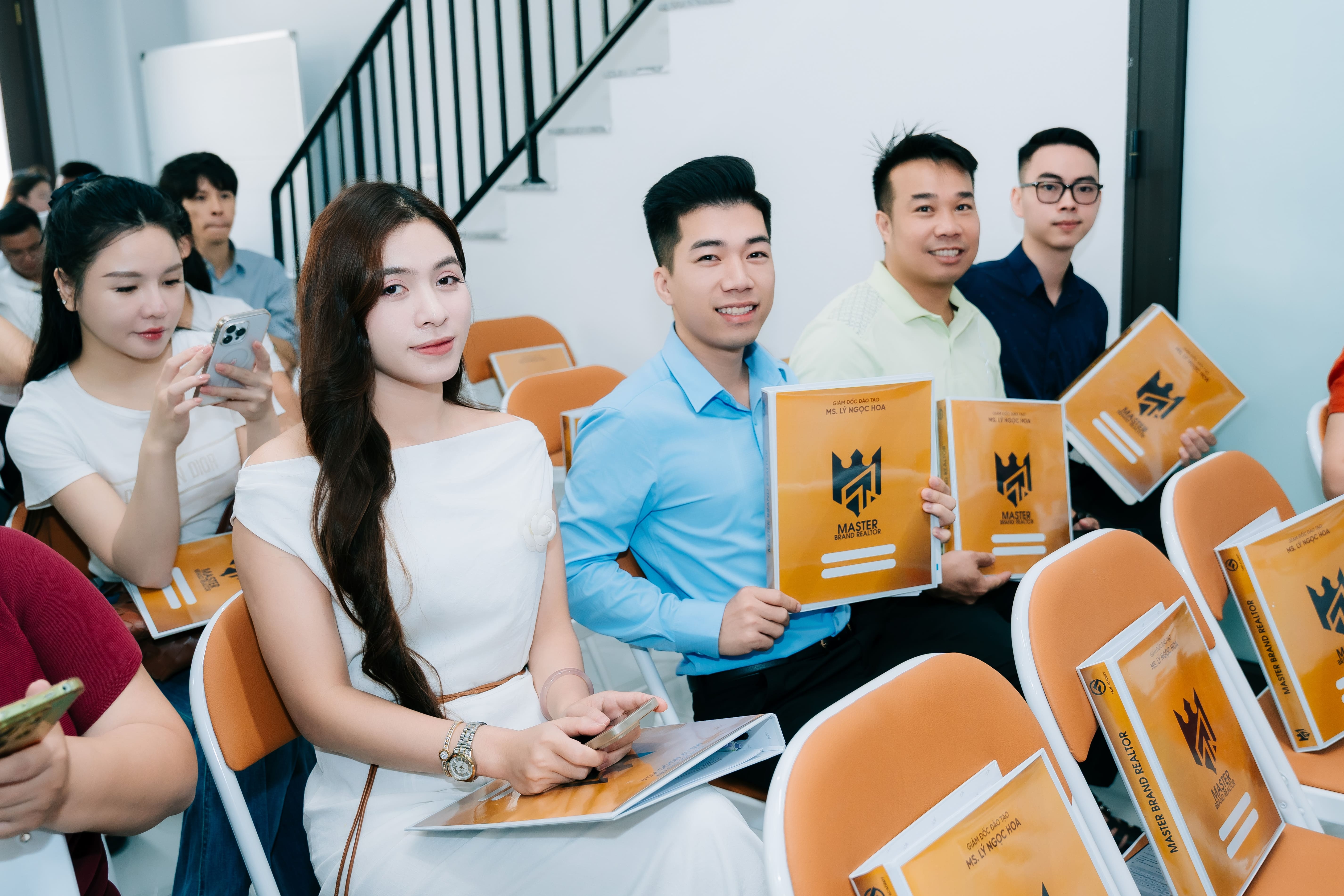 Nhóm học viên cầm tài liệu