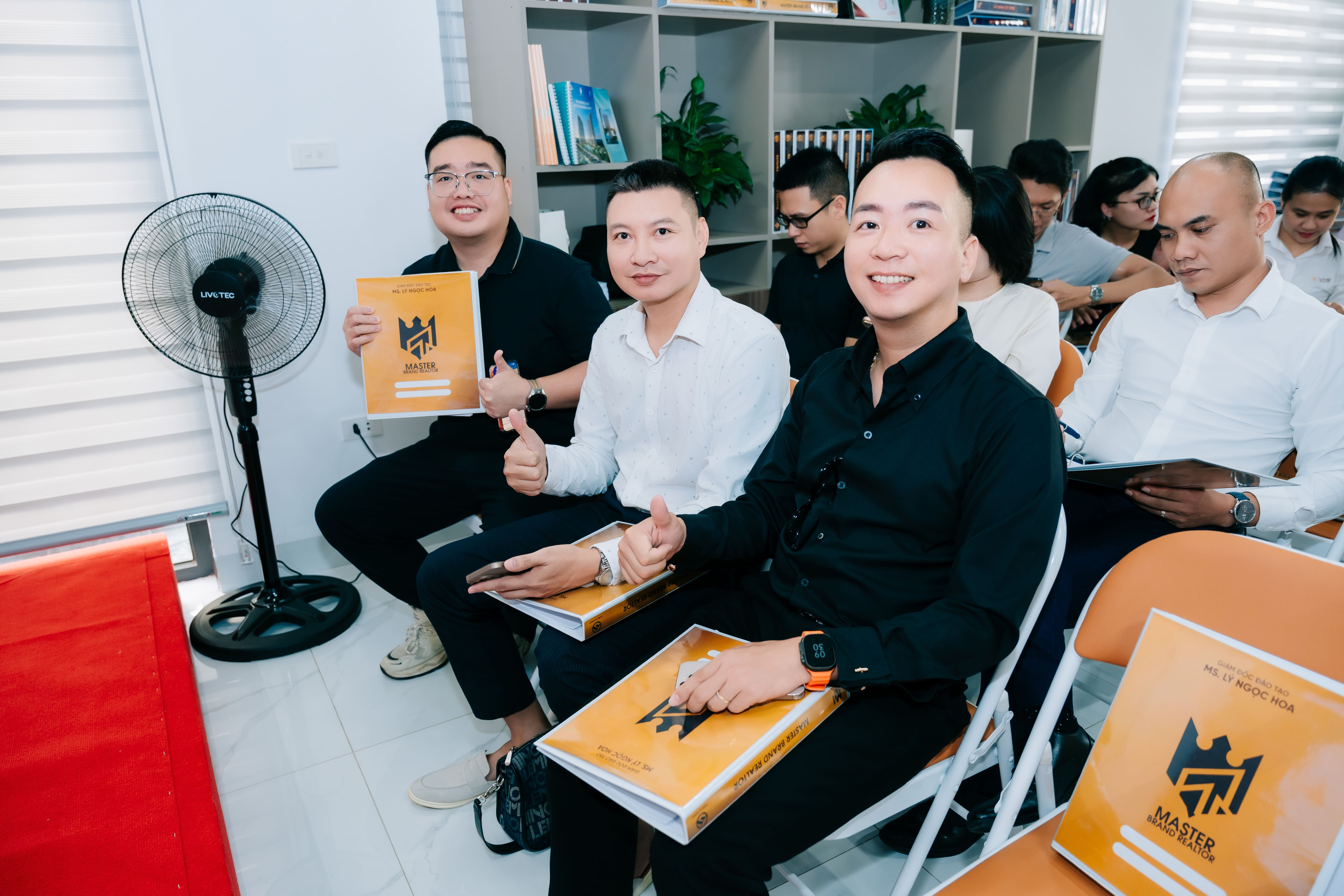 Học viên Master Brand giơ ngón cái