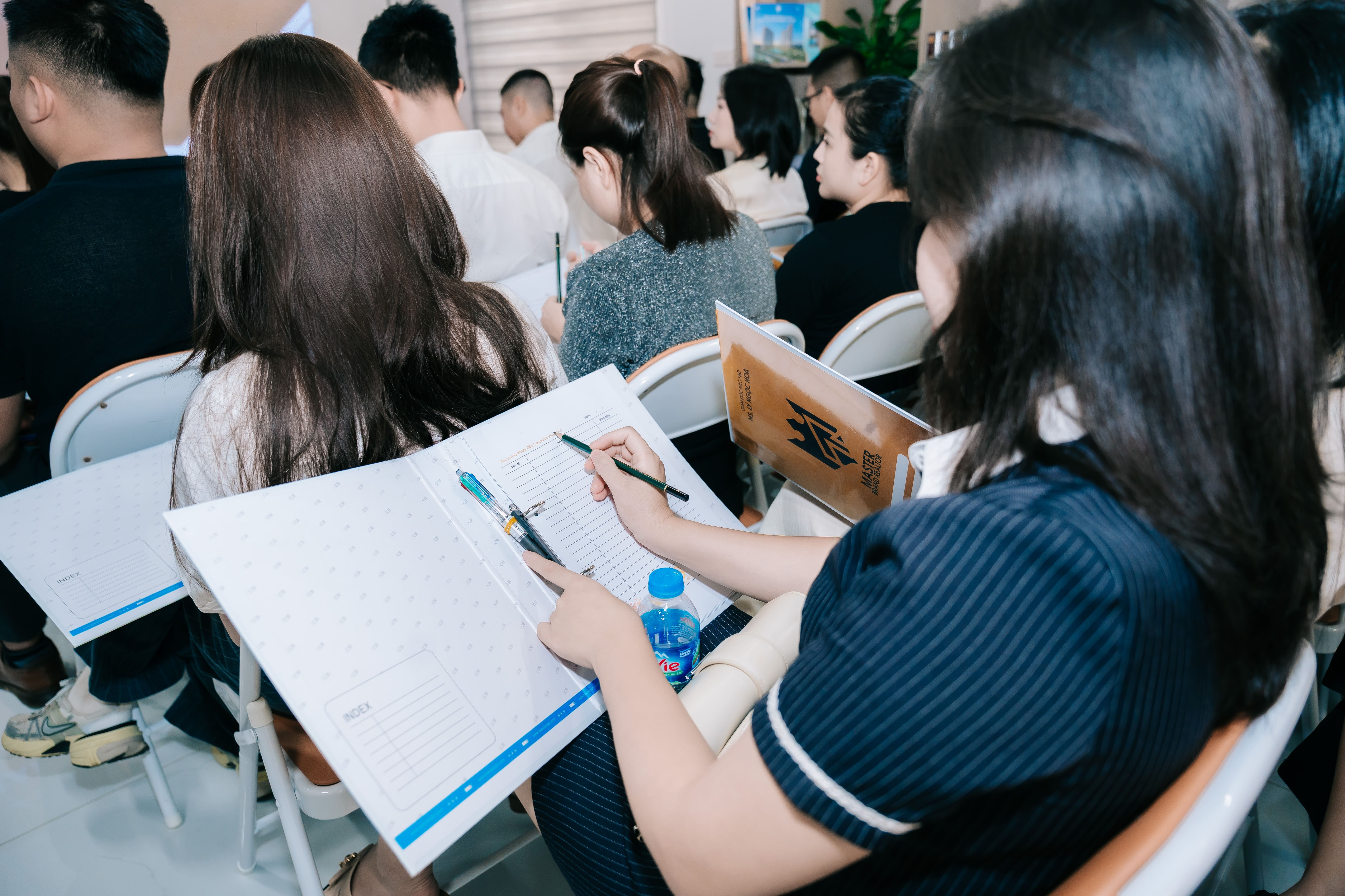 Học viên ghi chép trong tài liệu