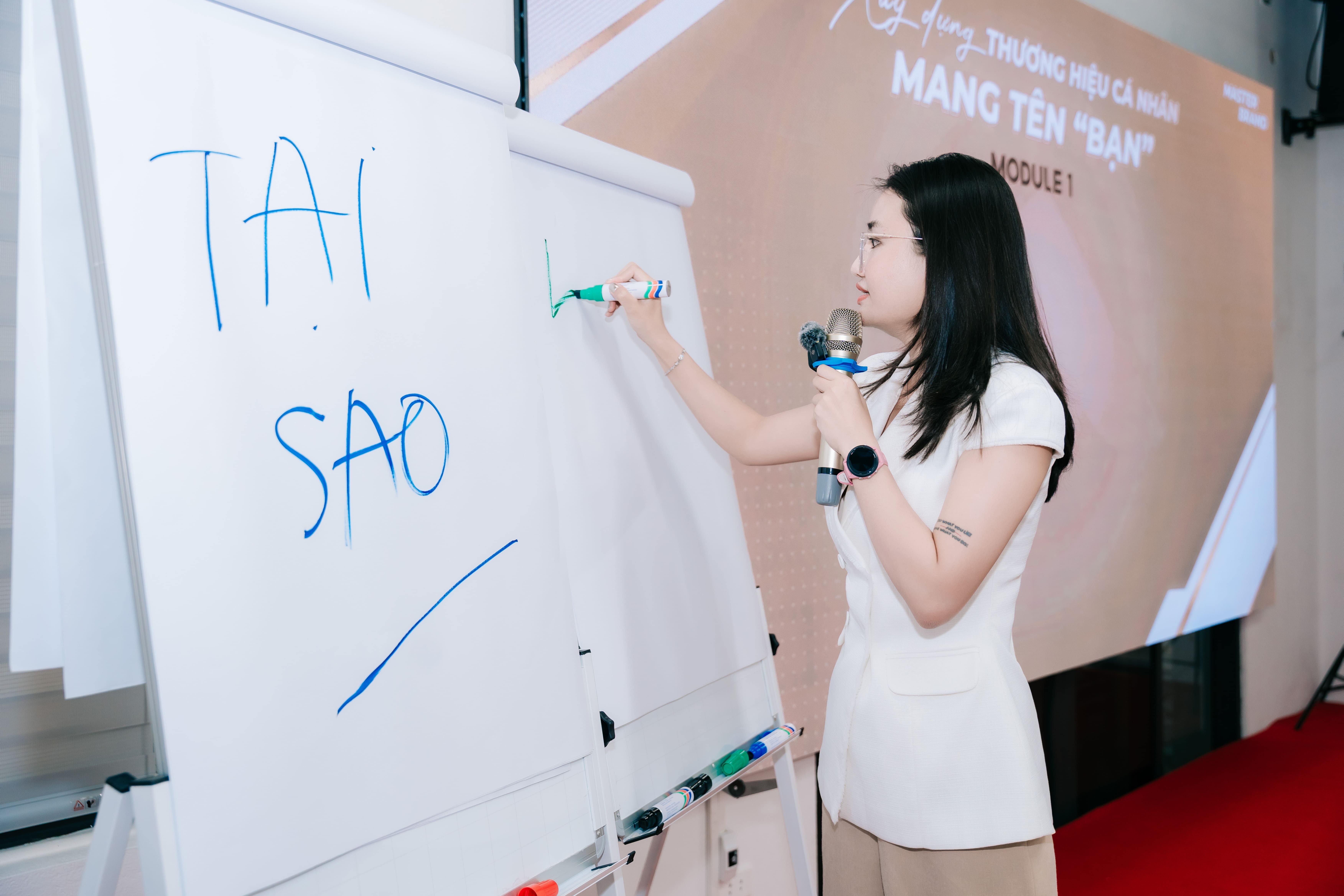 Hoa viết chữ TẠI SAO lên flipchart